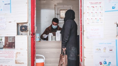 En kvinna besöker en av våra mobila kliniker.