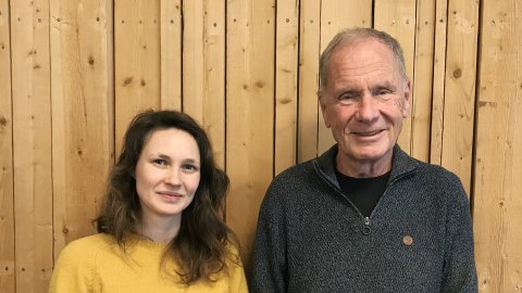 Tove Tikkanen, programledare och Mats Blennow, gäst, tittar in i kameran.