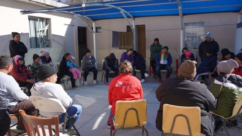 Människor sitter på stolar i en cirkel