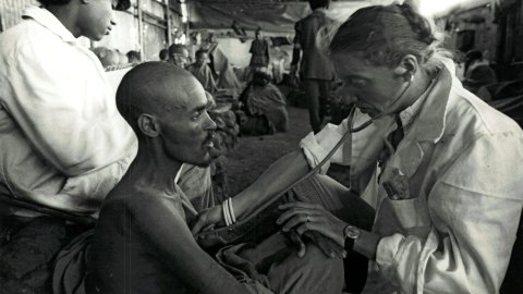 En läkare undersöker en man