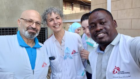 Margareta och hennes kollegor ler mot kameran.