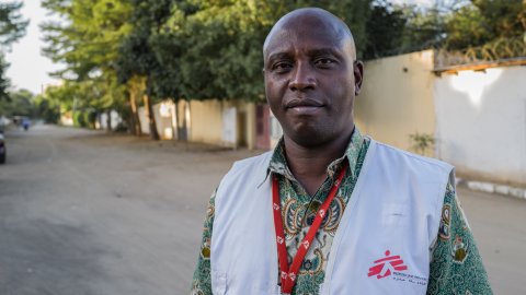 Man i Läkare Utan Gränser-väst tittar in i kameran.