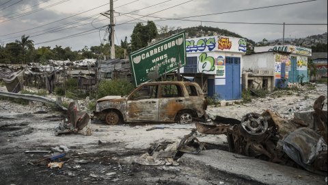 Nedbrunna bilar och bråte på gatorna i Port-au-Prince