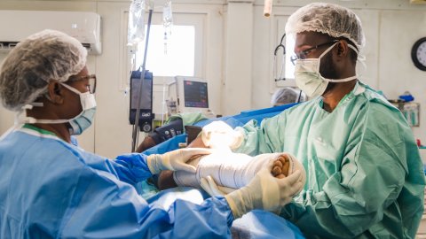 Vårdpersonal arbetar med en bruten arm