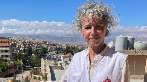 Margareta ler och kollar mot kameran iklädd i Läkare Utan Gränser-väst.