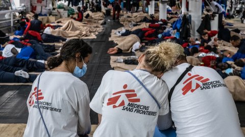 Tre anställda ombord på räddningsfartyget Geo Barents