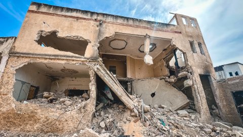 En byggnad som rasat.