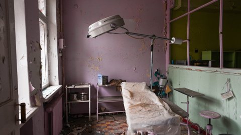 Ett undersökningsrum på ett sjukhus där en bomb sprängts