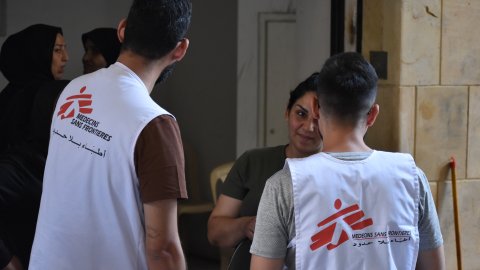 ett team från läkare utan gränser pratar med en kvinna