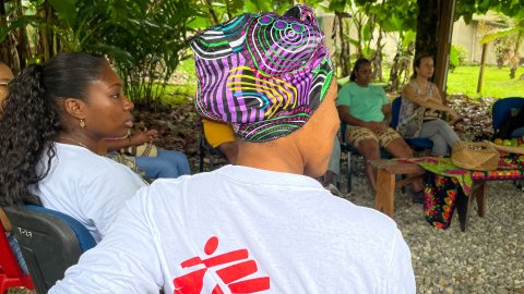 En människa som är vänd med ryggen mot kameran. På tröjan står det Medicos sin fronteras.