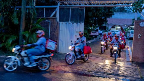 En grupp människor kör motorcyklar.