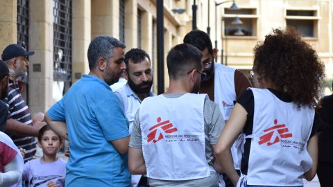 Medarbetare hos Läkare Utan Gränser står på en gata i Libanon