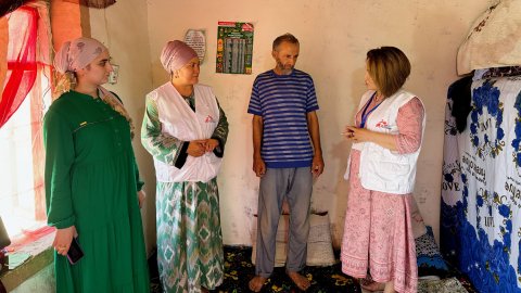 Vårdpersonal på hembesök hos en tidigare tbc-patient