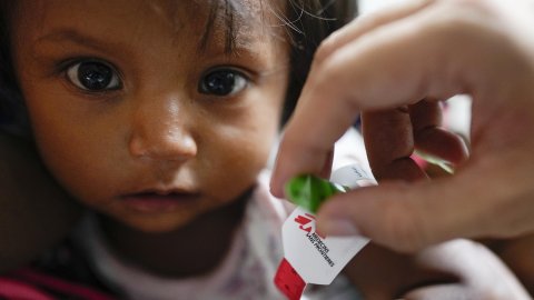 Flicka undersöks av Läkare Utan Gränsers vårdpersonal. 