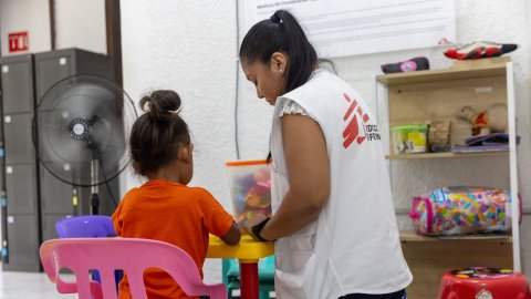 En av Läkare Utan Gränsers anställda leker med en liten flicka.