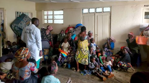 Människor i ett hus med en 