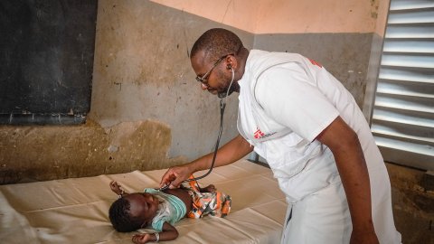 Läkare undersöker ett litet barn med stetoskop