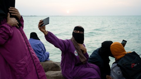 Läkare Utan Gränsers barnmorskor tar selfie vid Röda Havet.