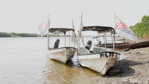 Båtar med Läkare Utan Gränser-flaggor, stillastående vid stranden.