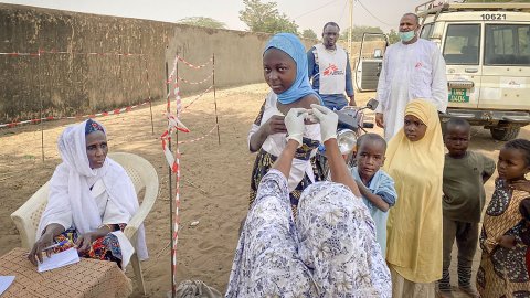 Barn plåstras om efter vaccination