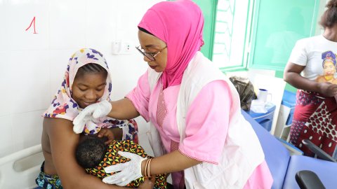 Kvinna lär sig amma på en klinik 