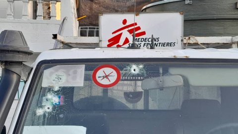 Läkare Utan Gränsers bil med tydliga skotthåll i rutan.