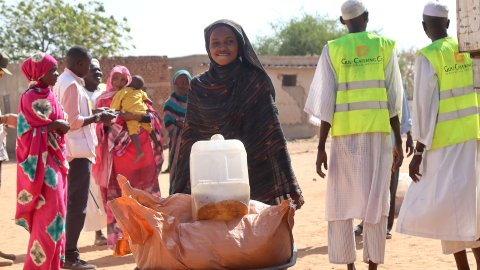 Kvinna med skottkärra med mat