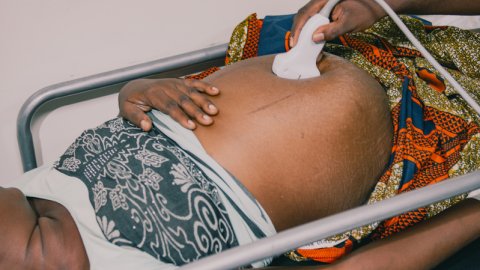 En gravid persons mage blir undersökt med ultraljudsmaskin