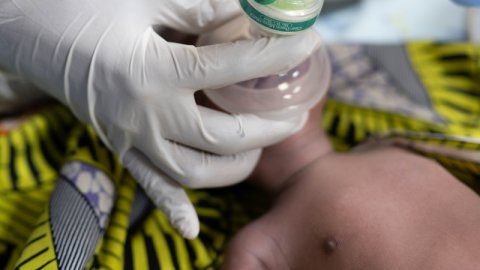 Ett spädbarn får andningshjälp med en ballong