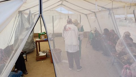 En tältöppning. Vi anar att Läkare Utan Gränser arbetar innanför.