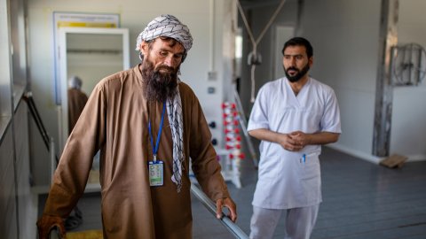 Patient över på att gå medan en läkare ser på