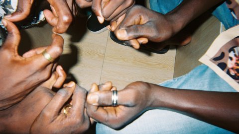 närbild på flera par händer i en cirkelformation