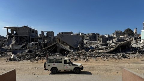 En Läkare Utan Gränser-bil står framför rasmassor