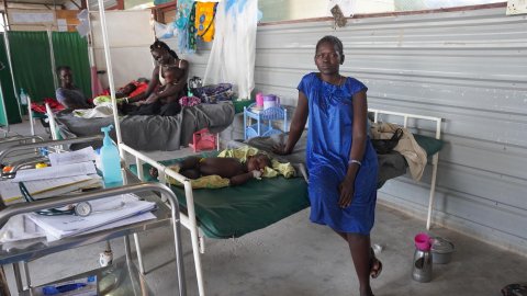 En kvinna med ett barn i en sjukhussäng