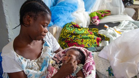 En mamma med en bebis