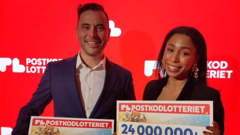 Ida och Marpe är glada och håller upp checkar där det står 25 miljoner och 15 miljoner.