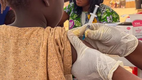barn får spruta med vaccin