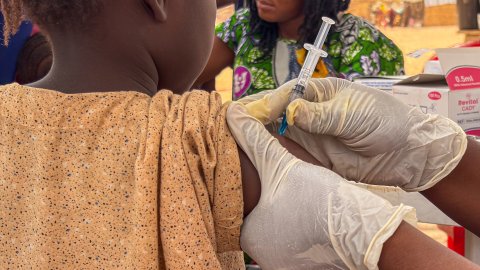 barn får spruta med vaccin
