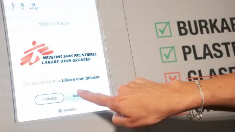 Finger som trycker på MSF-pantknapp