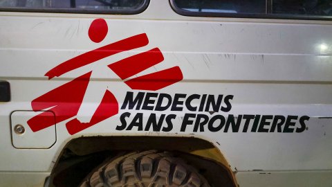 Detaljbild av en jeep med Läkare Utan Gränsers logotyp
