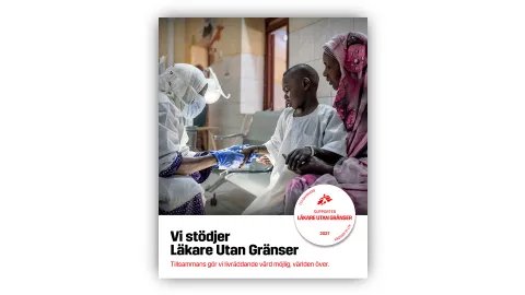 läkare från läkare utan gränser undersöker en pojkes hand medans han tröstas av sin mamma. text "vi stödjer läkare utan gränser"