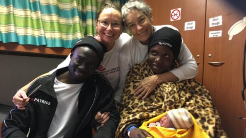 Mercy omgiven av sin mamma, sin morbror, sjuksköterskan Martina Svensson och barnmorskan Liza.