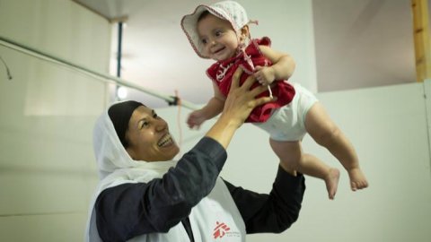 Sedra fick en hård start i livet, men mår nu bra. Här hissas hon av den norska barnmorskan Mali Ibrahhimi.