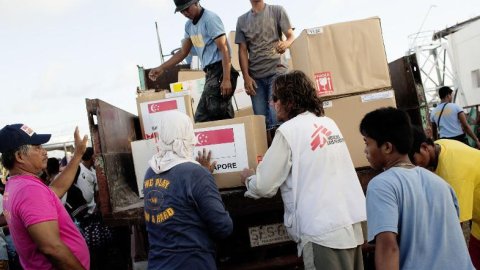 Vår logisitker Angelo lastar av nödhjälp från en lastbil i Guiuan.
