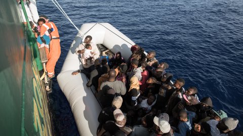 Under en räddningsinsats den 3 juli räddades 104 männiksor som försökte korsa Medelhavet i en gummibåt.