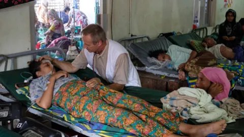 Läkaren Ian Cross hjälper en patient på kliniken i Kutupalong, Bangladesh.