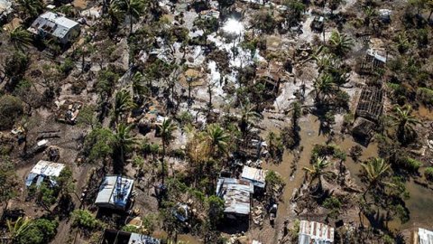 Drönarfoto på den översvämmade staden Buzi