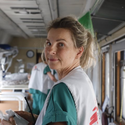 Sjuksköterskan Monika Hörling ombord på Läkare Utan Gränsers medicinska evakueringståg i Ukraina