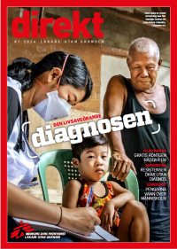 omslagsbild Direkt bild på kvinna med munskydd som antecknar, pojke i en stol och en äldre man som ser på.