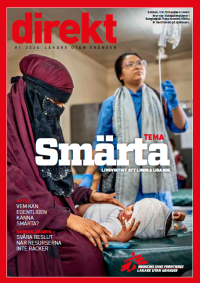 En kvinna sitter bredvid ett barn med bandagerat huvud som ligger på en undersökningsbrits